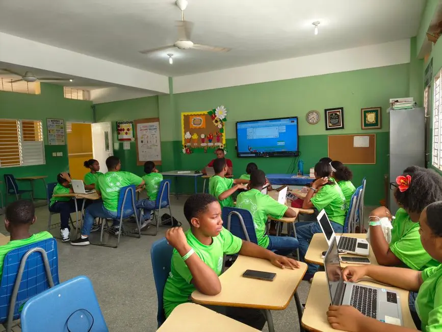 Gedung sekolah modern dengan lingkungan hijau dan siswa sedang belajar