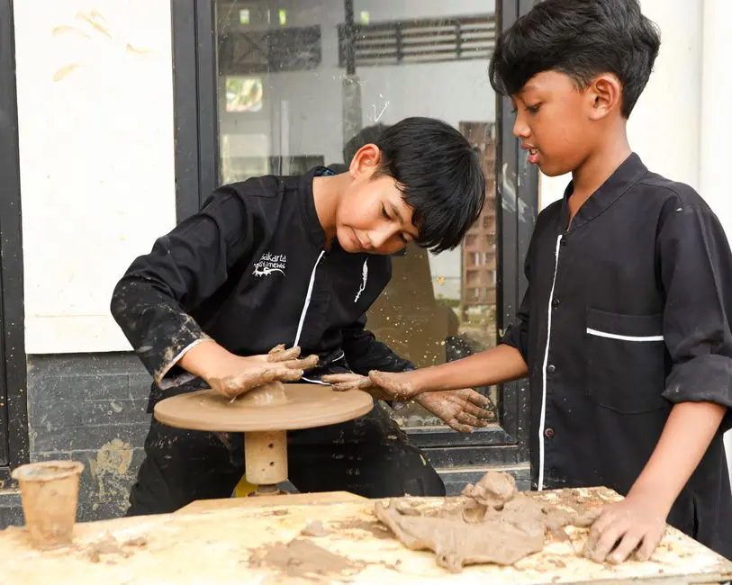 Siswa mengikuti kegiatan ekstrakurikuler seni dan presentasi di sekolah