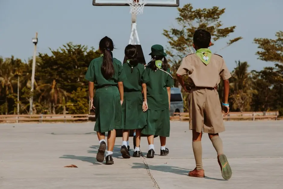 Kegiatan ekstrakurikuler siswa di lapangan sekolah favorit